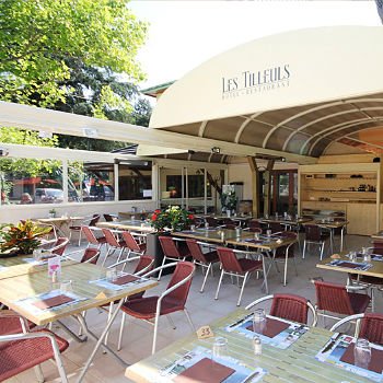 Les Tilleuls Restaurant retractable patio covers by litra